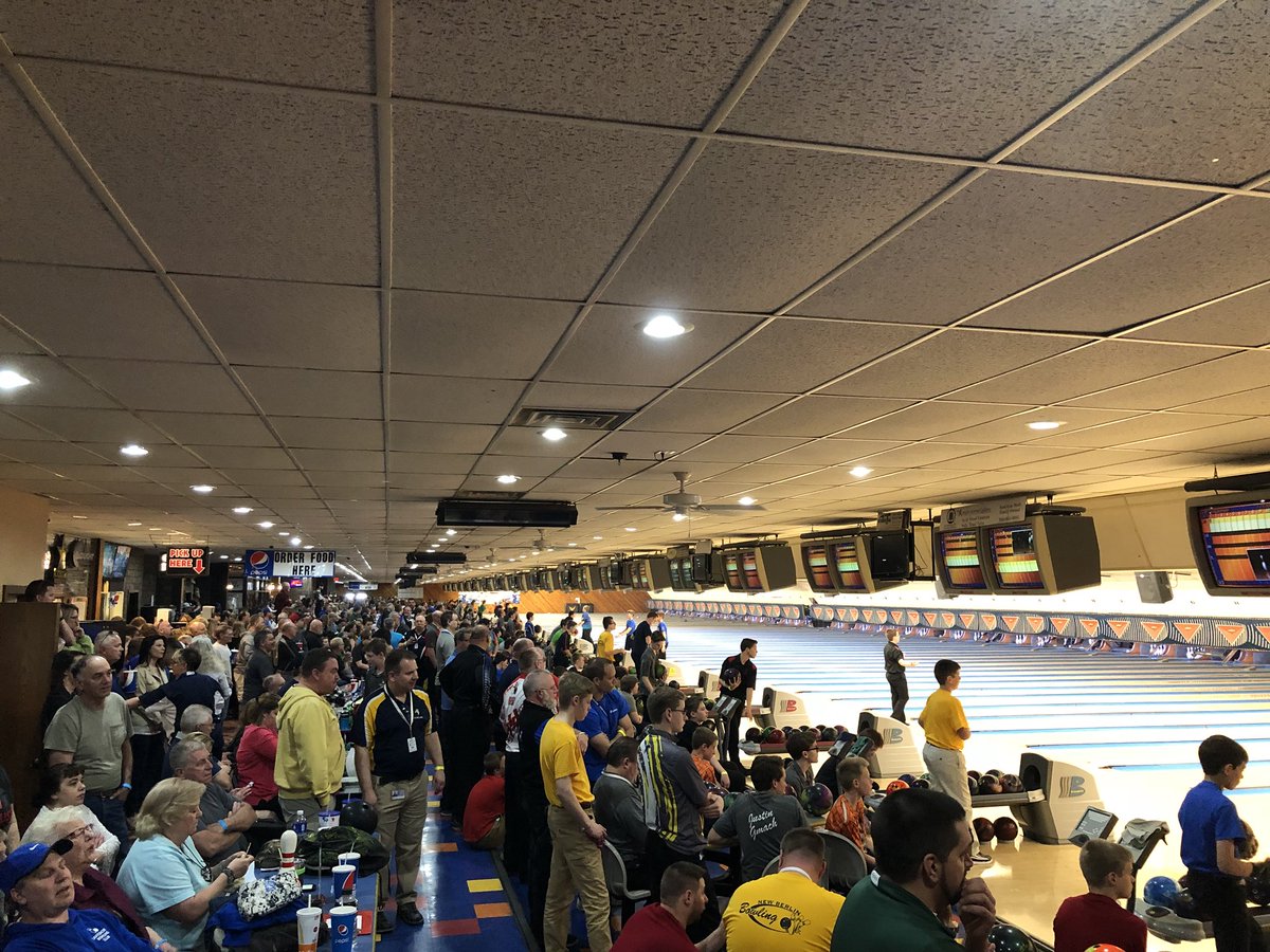 BarnesPBA's tweet photo. Here in Green Bay for the Wisconsin MIDDLE school state championships sponsored by 900 Global. Singles this morning. 60 lanes - 4 on a lane. Amazing!  #GoGlobal https://t.co/B4atDo02l1