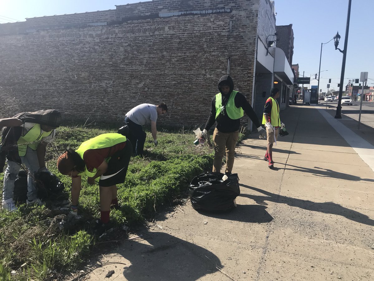 SteelCity219's tweet photo. Spending our Saturday morning working w/@TeamGaryIndiana at their annual #BlightBusters! Gary is such a beautiful place- doing our part to keep it that way! #GaryMatters https://t.co/JbwamJumry
