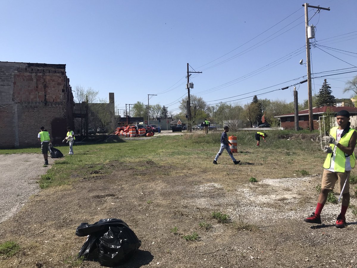 SteelCity219's tweet photo. Spending our Saturday morning working w/@TeamGaryIndiana at their annual #BlightBusters! Gary is such a beautiful place- doing our part to keep it that way! #GaryMatters https://t.co/JbwamJumry