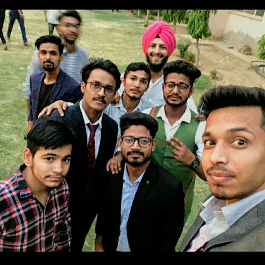 nicknarender's tweet photo. #FootPrints the #Farewell2k18.. Dear Seniors #CDLSIETIANS , We are really gonna miss you a lot. We knows that yours upcoming life is more better than today.. But these 3-4 years you have always remembered : #FullMasti, #Study, #KhelnaKudna, #HostelLife #Fighting , 👉👉 https://t.co/Knf10yyQ13
