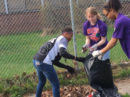 1NationEliteGBB's tweet photo. We contantly tell our kids that being a good person is more important than being a good basketball players. We were blessed to have an opportunity to help out our community this morning and had a great time doing it. Together Everybody Achieves More https://t.co/jv53ctT3m4