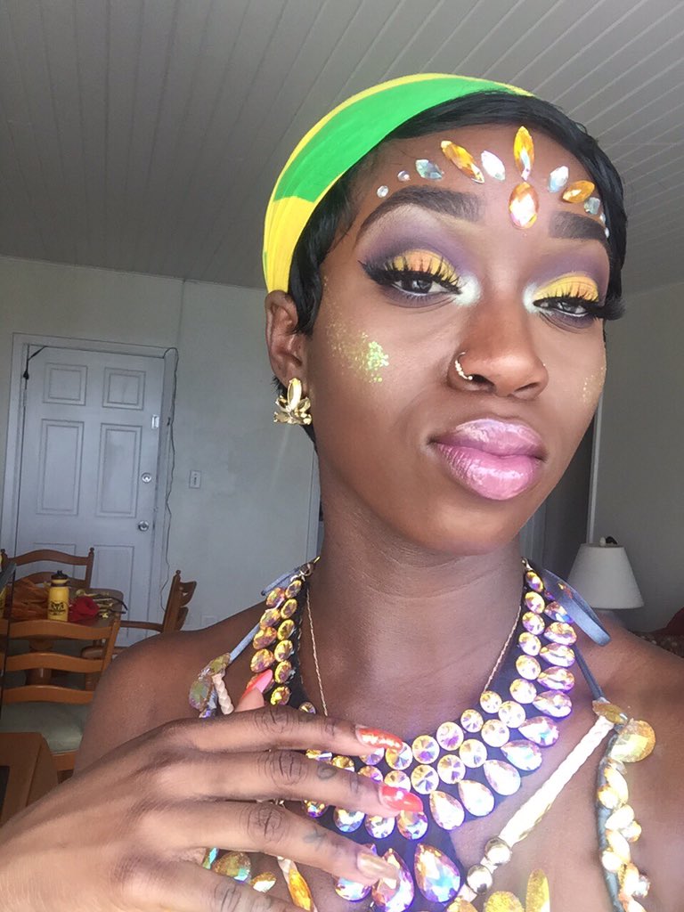 sweetgurlkj's tweet photo. when you can't be bothered with the people dem head pice, so you pop off the stones and BAM! #bahamascarnival2018 #MASQUERADERSVSEVERYBODY https://t.co/HGbTG8tx3x