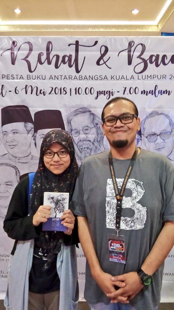 ai_square's tweet photo. Terima kasih, Hana kerana sudi memiliki himpunan cerpen #TentangKudaTua
Walaupun dah dibeli awal, namun hanya pada hari ini baru dapat bertentang mata.
Semoga teruja dengan sedikit titipan yang ditinggalkan di antara helaian buku tersebut.
#PBAKL2018 #KLIBF2018 #RehatDanBaca https://t.co/d7BD5f3zOZ