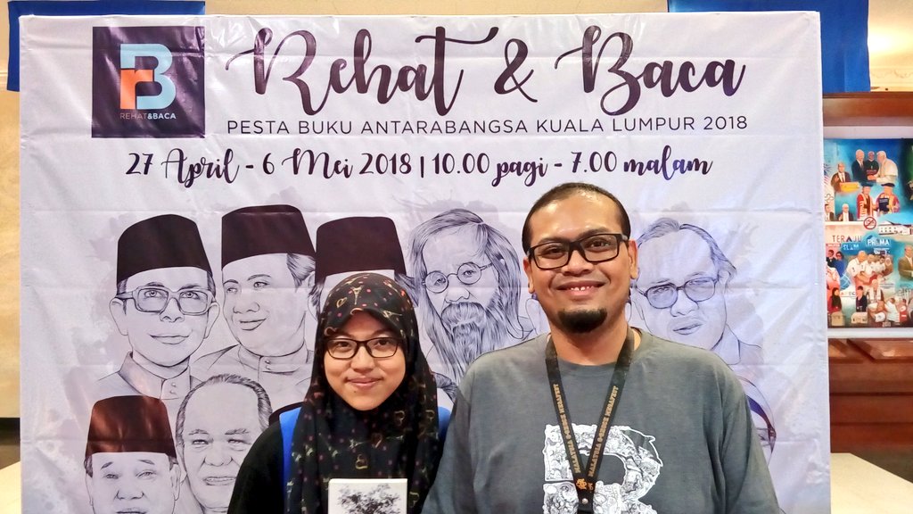 ai_square's tweet photo. Terima kasih, Hana kerana sudi memiliki himpunan cerpen #TentangKudaTua
Walaupun dah dibeli awal, namun hanya pada hari ini baru dapat bertentang mata.
Semoga teruja dengan sedikit titipan yang ditinggalkan di antara helaian buku tersebut.
#PBAKL2018 #KLIBF2018 #RehatDanBaca https://t.co/d7BD5f3zOZ
