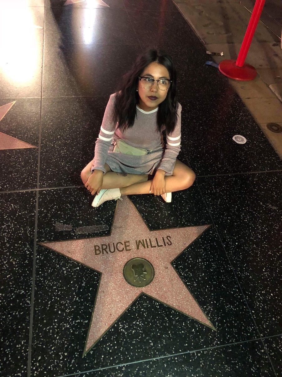 OlyBanda's tweet photo. La historia detrás de esta foto es muy chistosa otro día se las platico. #PaseoDeLaFama #BruceWillies https://t.co/XF6FAX8aCw