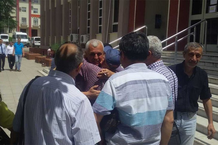 dokuz8haber's tweet photo. #1M18 👷🏾♀️ | Aydın’da 1 Mayıs hazırlık çalışmalarını yürütürken gözaltına alınan İsmail Doğan, Emek Gençliği Merkez Yöneticisi Yoldaş Taş ve Emek Gençliği üyesi Kazım Doğan’ın da içinde bulunduğu 10 kişi, çıkarıldıkları savcılık tarafından serbest bırakıldı.
via/@evrenselgzt https://t.co/DP3KtuamiG
