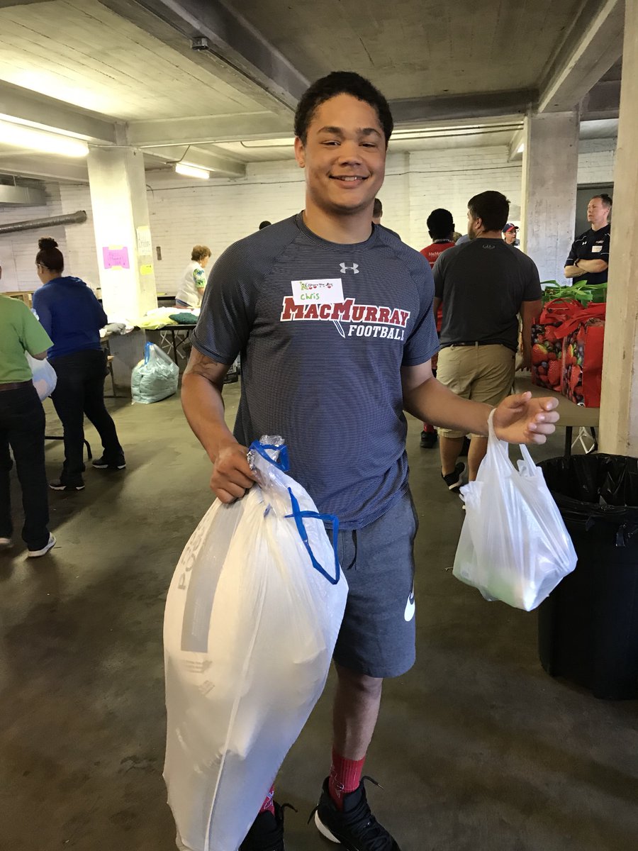 MacMurrayFB's tweet photo. The team is out helping share the love on this beautiful Saturday. #MACserve #MACfam #Sharethelove https://t.co/HYFWizZ7WE