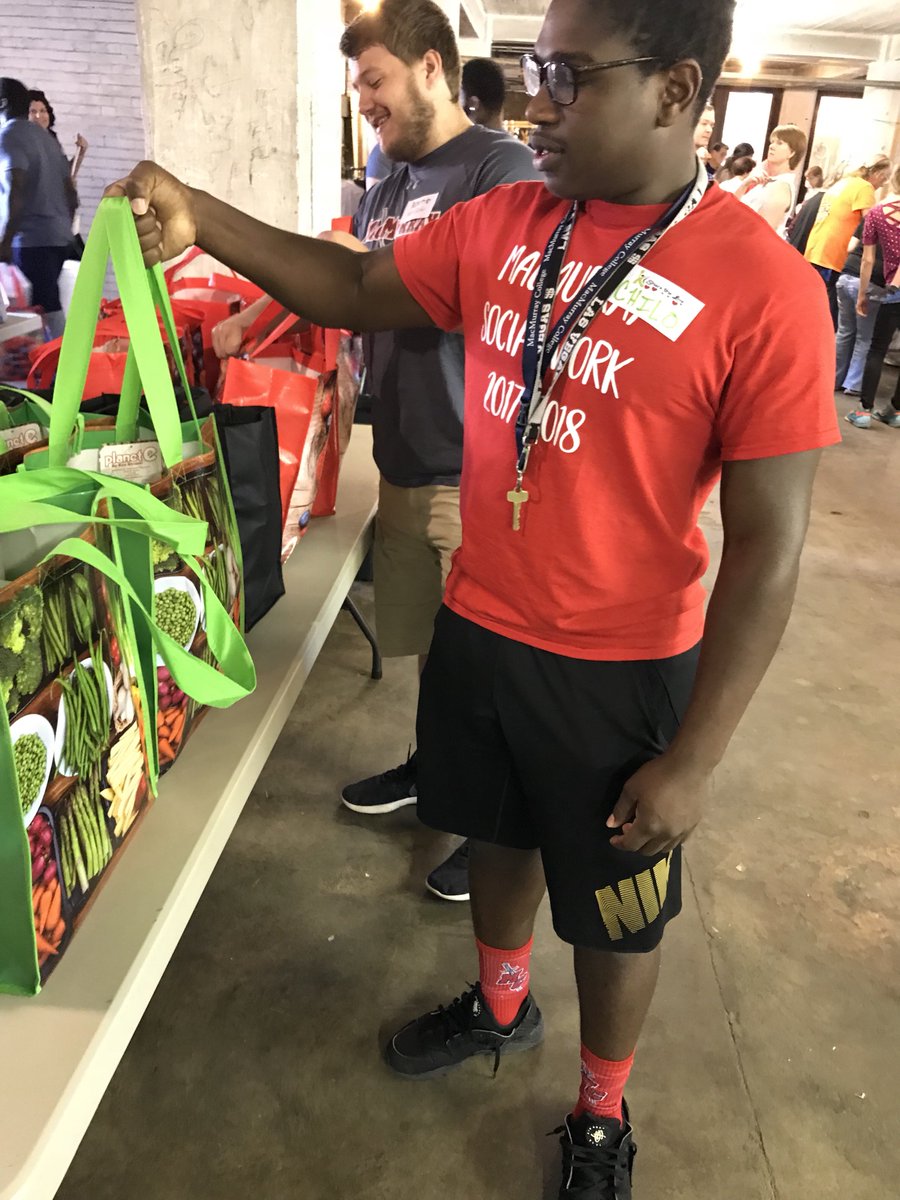 MacMurrayFB's tweet photo. The team is out helping share the love on this beautiful Saturday. #MACserve #MACfam #Sharethelove https://t.co/HYFWizZ7WE