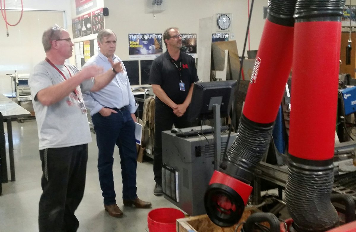McMSchools's tweet photo. After the #YamhillCounty Town Hall, Principal Vicknair takes @SenJeffMerkley on a tour of our new #Career #Tech Center. #Oregon #CTE #WorkForceDevelopment #ORcte @MHSGrizzlies https://t.co/emfsWgDYVm