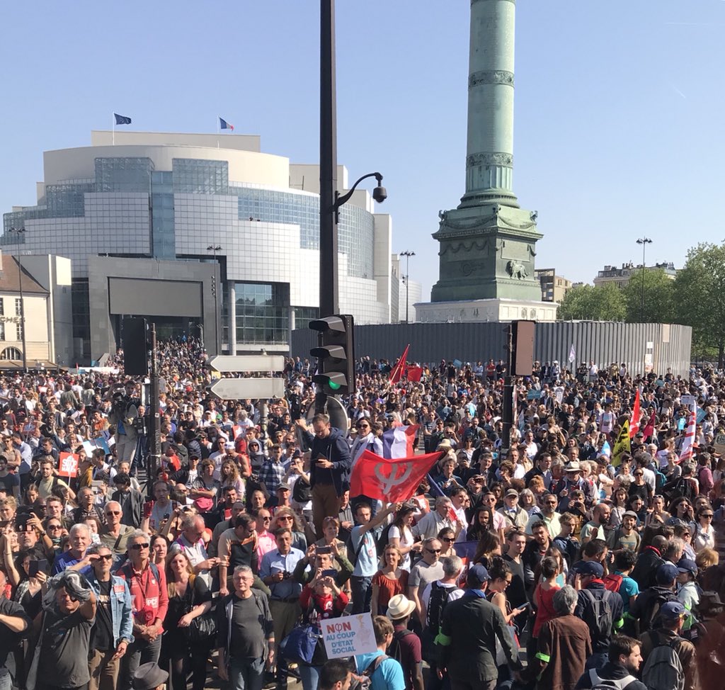 younousomarjee's tweet photo. Et Maintenant, Le Peuple! Paris, belle et rebelle pour faire #LaFeteAMacron . Magnifique et puissante mobilisation populaire aussi festive que combative. Rendez vous le 26 Mai dans toute la France. @FranceInsoumise @Deputee_Obono https://t.co/NRO4wO4YOw