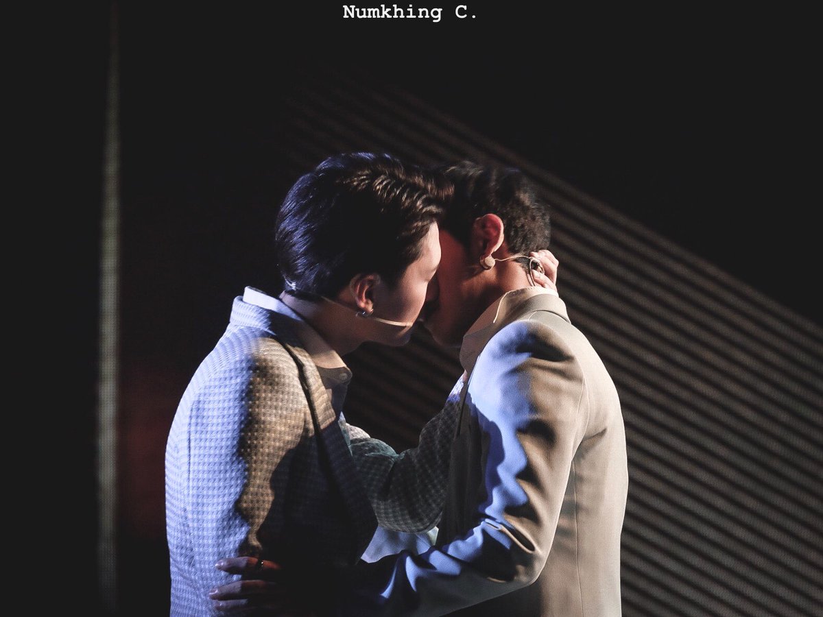 yesterdayou___'s tweet photo. คุณจูบฉัน รอยจูบนั้นย่อมติดจนตาย จะลบรอยจูบอย่างไรไม่หาย 
อย่าลืม อย่าเลือน..
#ทีมพีรญา 
#KristPerawat #ยยขคพ 
#SingtoPrachaya #สมุนจ้าวป่า
#somethingforpewat 
#SotusTheMemories 
@kristtps @stjinx_maya 
Me// กดชัตเตอร์ด้วยมืออันสั่นเทาพร้อมปากที่ไม่หยุดกรี๊ด .... https://t.co/Ka95c9dBuY