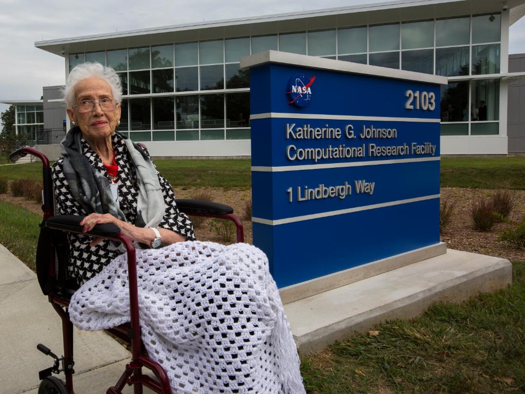 NASAhistory's tweet image. #OTD in 2016 @NASA_Langley named a new computer research lab the Katherine G. Johnson Computational Research Facility. Chronicled in "Hidden Figures," Johnson was one of @NASA's human computers who helped calculate launch trajectories for the first U.S. human spaceflights.