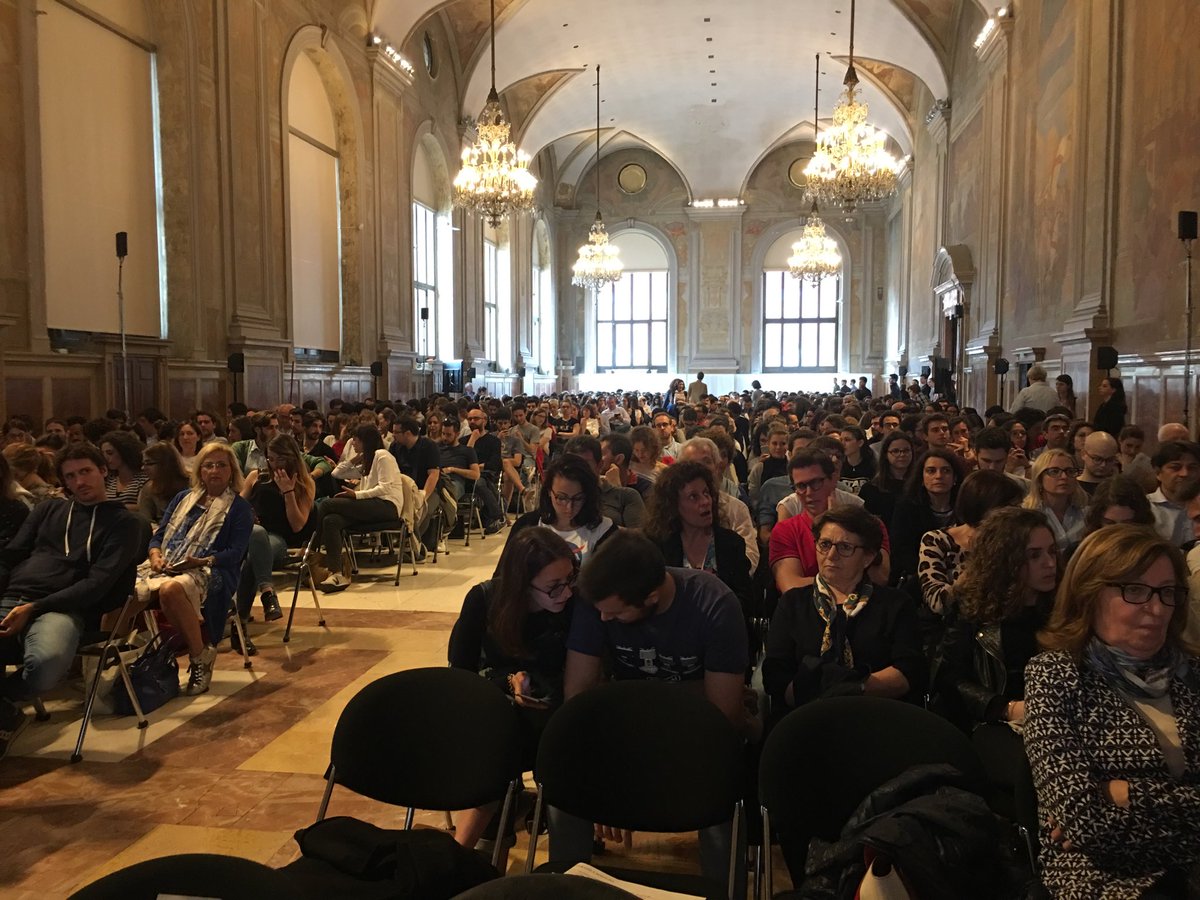 A Bologna Sala strapiena di giovani interessati a parlare di #vaccini. Viva la cultura scientifica <a href="/RobertoBurioni/">Roberto Burioni</a>