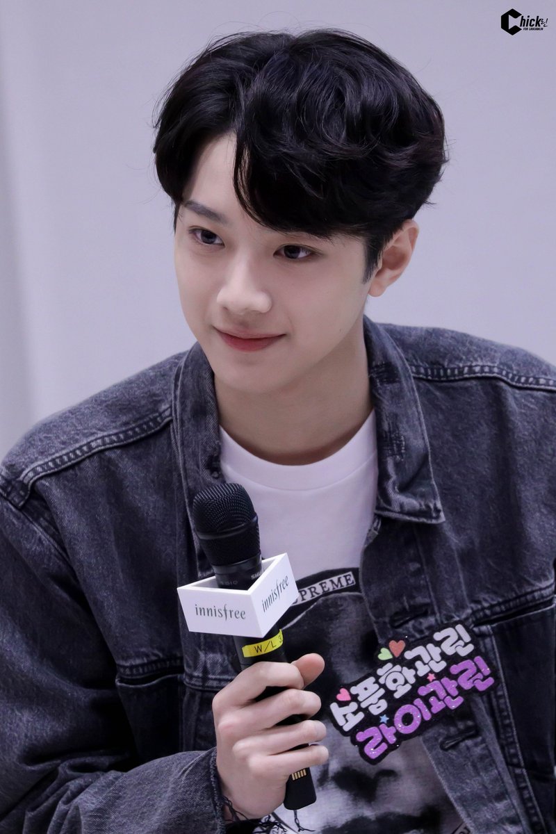 ChickLin0923's tweet photo. 180428 👀 #라이관린 #워너원 https://t.co/r7HNLX98Tp