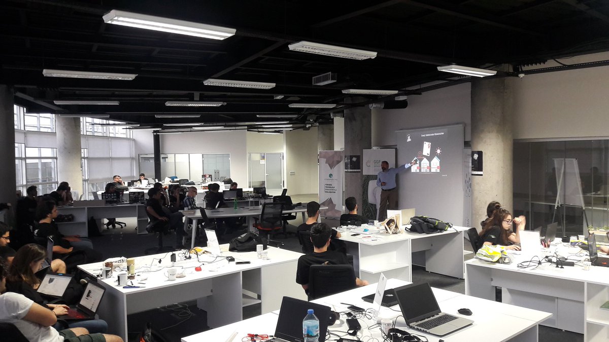 AtmosferTTO's tweet photo. Hack4Energy, keynote konuşmacı Tayfun Hız'ın "Enerjide Dönüşüm" konulu sunumu ile devam ediyor. #Hack4EnergyBootcamp2018 https://t.co/hG70wB0LDA