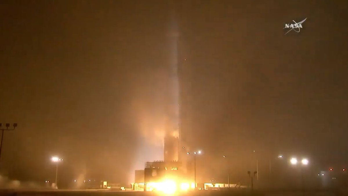 Lauracez1's tweet photo. Y allá va NASAInSight rumbo a Marte. Si todo va según lo previsto llegara a su destino el 26 de noviembre de 2018. https://t.co/DrOtWniRAW