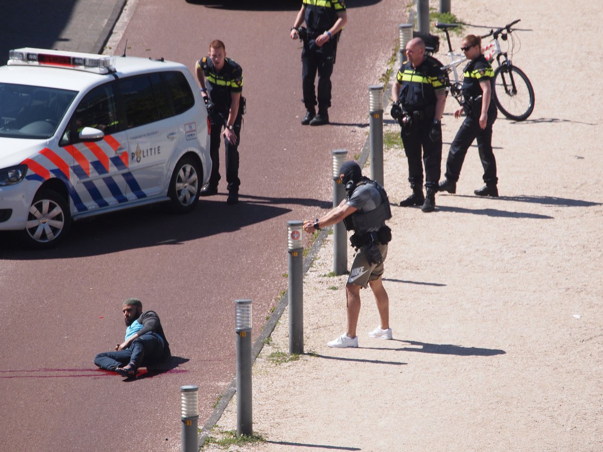 Troje ranjenih u islamističkom napadu u Nizozemskoj DccuQdFXUAAgnnH?format=jpg