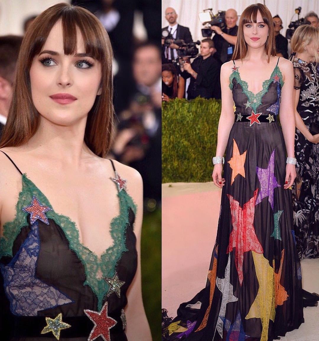 Dakoholic_br's tweet photo. "Depois, houve a linda e de parar o trรขnsito #DakotaJohnson dona do tapete vermelho no #MetGala2016 com seu vestido assassino @Gucci e franja icรดnica. Usando todos os nossos #harryjoshprotools para obter o cabelo de Dakota!๐#kateyoung ๐๐ฝโโ๏ธ@harryjoshhair ๐@patidubroff" https://t.co/n6haoabhq1