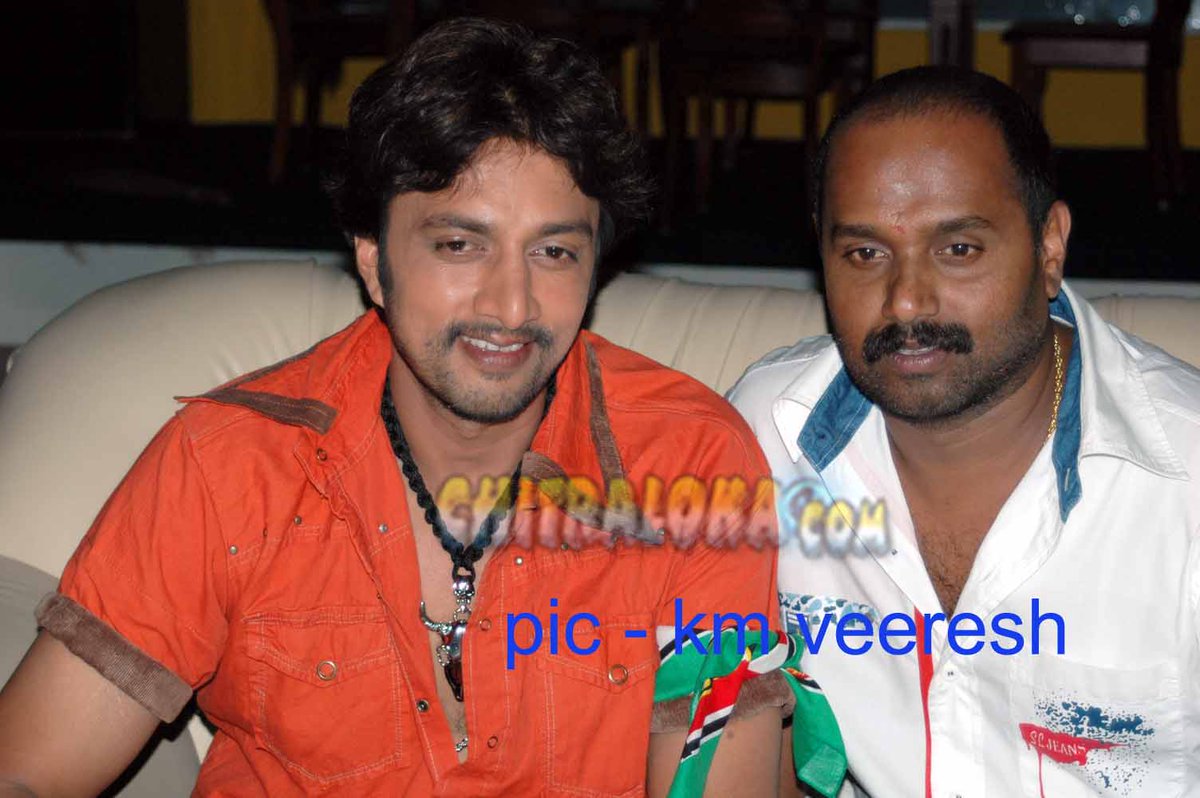 chitraloka's tweet photo. Ace Director #PNSathya with @dasadarshan @KicchaSudeep #Shivarjkumar
#Chitraloka #MajesticDirector #DonDirector #GooliDirector https://t.co/NqnfbXlp8J