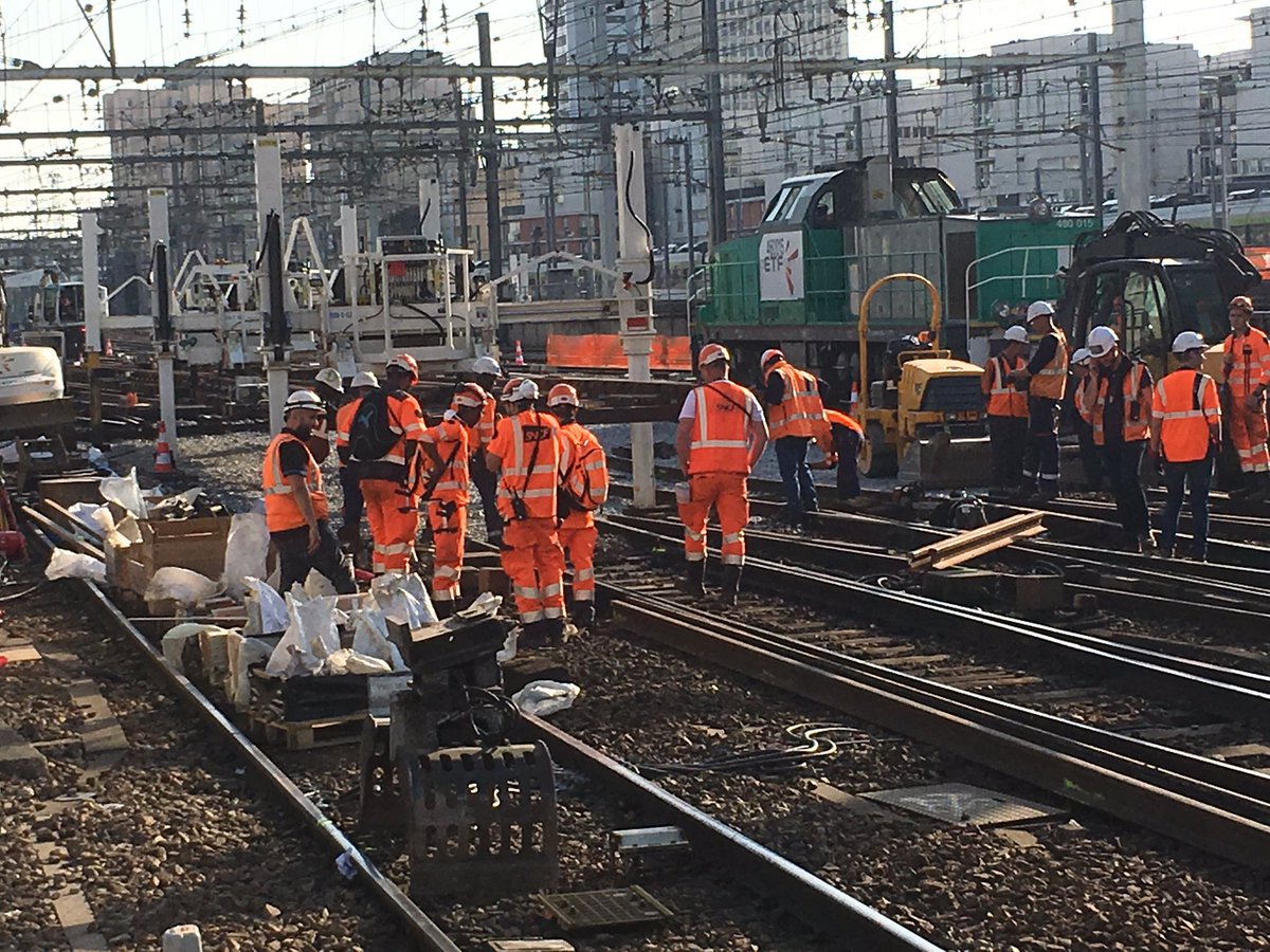 Lenfant28's tweet photo. renouvellement de 17 appareils de voie au cœur de Paris Montparnasse, 10 jours de travaux non stop, la pose des 1ers appareils commence https://t.co/Na2KUtvQ1o