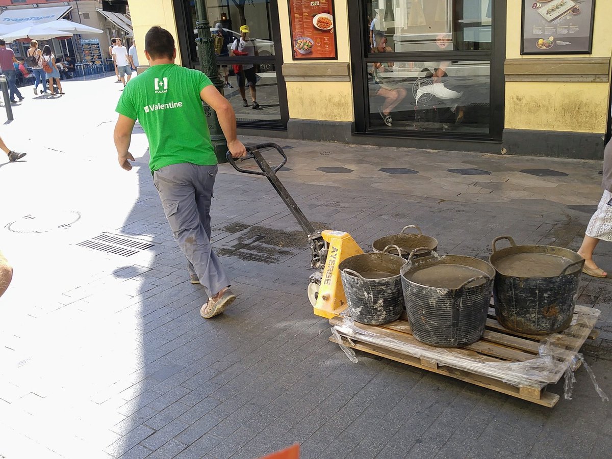 Innenstadt #autofrei? Kann nicht funktionieren. Allein schon wegen der Handwerker und Zusteller. In #Spanien wissen das aber anscheinend nicht alle.