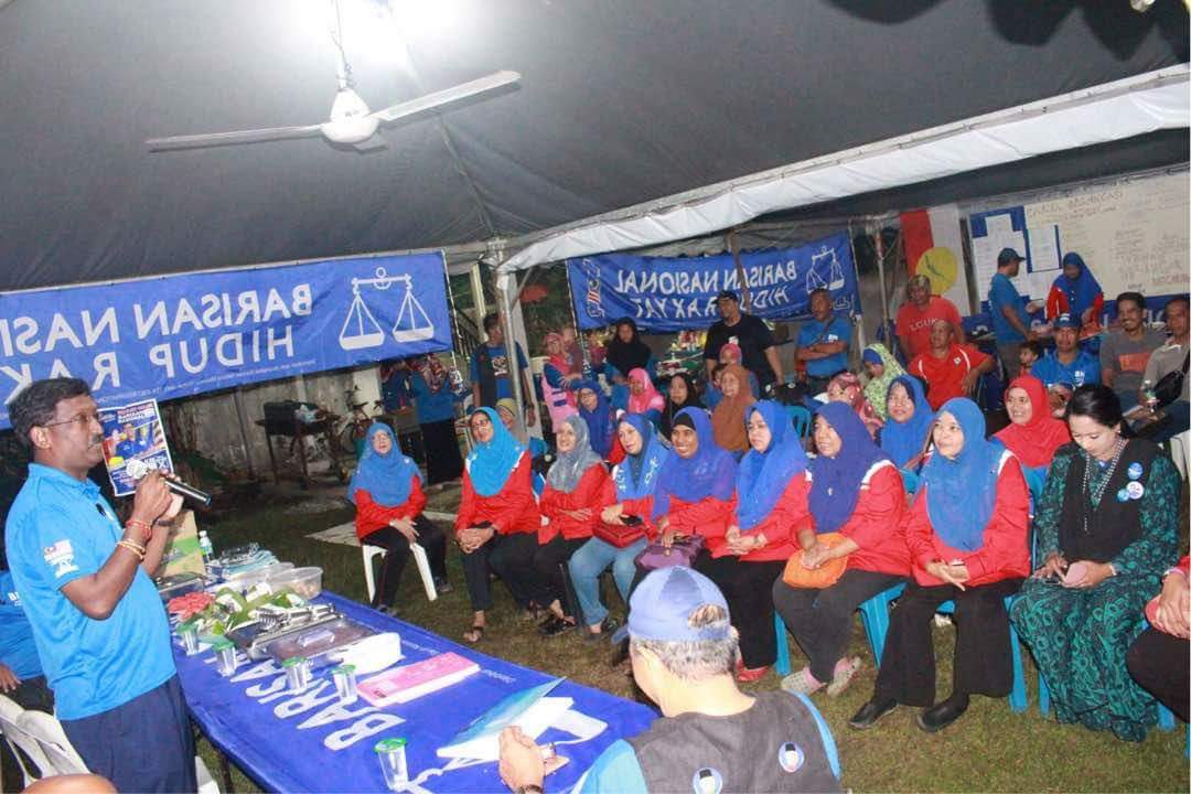 PKamalanathan's tweet photo. 5/5/2018 ; Malam ini saya meneruskan lawatan saya ke Bilik Gerakan di Hulu Yam Lama untuk bersama dengan rakan - rakan jentera Barisan Nasional. Terima kasih atas sokongan yang diberikan! #P094 #HuluSelangor #HebatkanNegaraku #HidupRakyat #MIC14 #BersamaBN https://t.co/cCoH25B19k