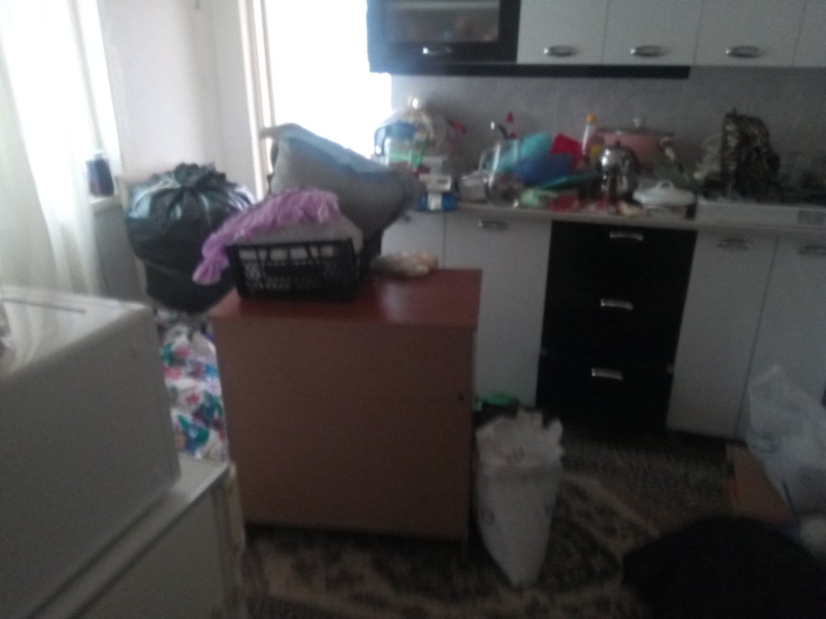 Arkadaşlar dün @RCBtrading en baştaki görseli paylaşmıştı bu gün aileyi ziyarete gittim sağolsun bir arkadaş daha yardım için oradaydı halı,kanepe yiyecek malzemesi getirmiş bende nakit götürmüştüm aileye teslim ettik ama halen ihtiyaçlar var rt edermisniz.