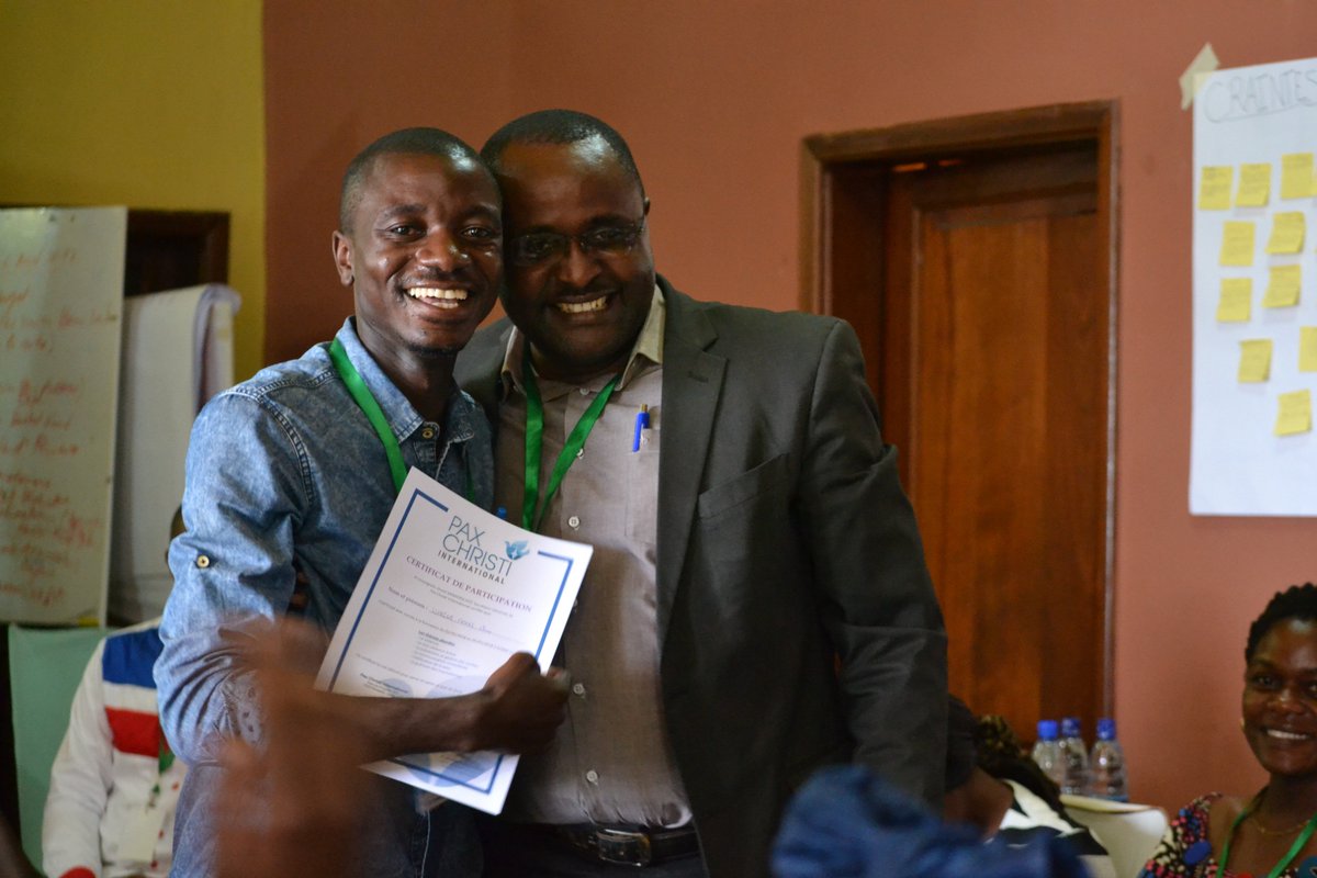PaxChristi's tweet image. Cérémonie de clôture cette après-midi après une autre journée intéressante à cette #FormationDesFormateurs. Félicitations à tous les nouveaux formateurs !  
#NonviolenceEnAfrique #FormationDesFormateurs