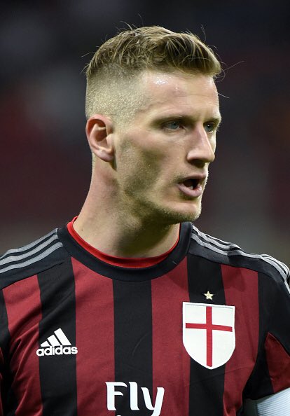SportsPills's tweet photo. #MilanVerona ⚽️ 3-0

Ha segnato #Abate 
È finito il calcio.

Ci limitiamo a pubblicare una foto del giocatore perché il video potrebbe urtare la sensibilità degli spettatori

#MILVER #SkySerieA #SerieATIM #serieapremium https://t.co/7RTLA7mFB9