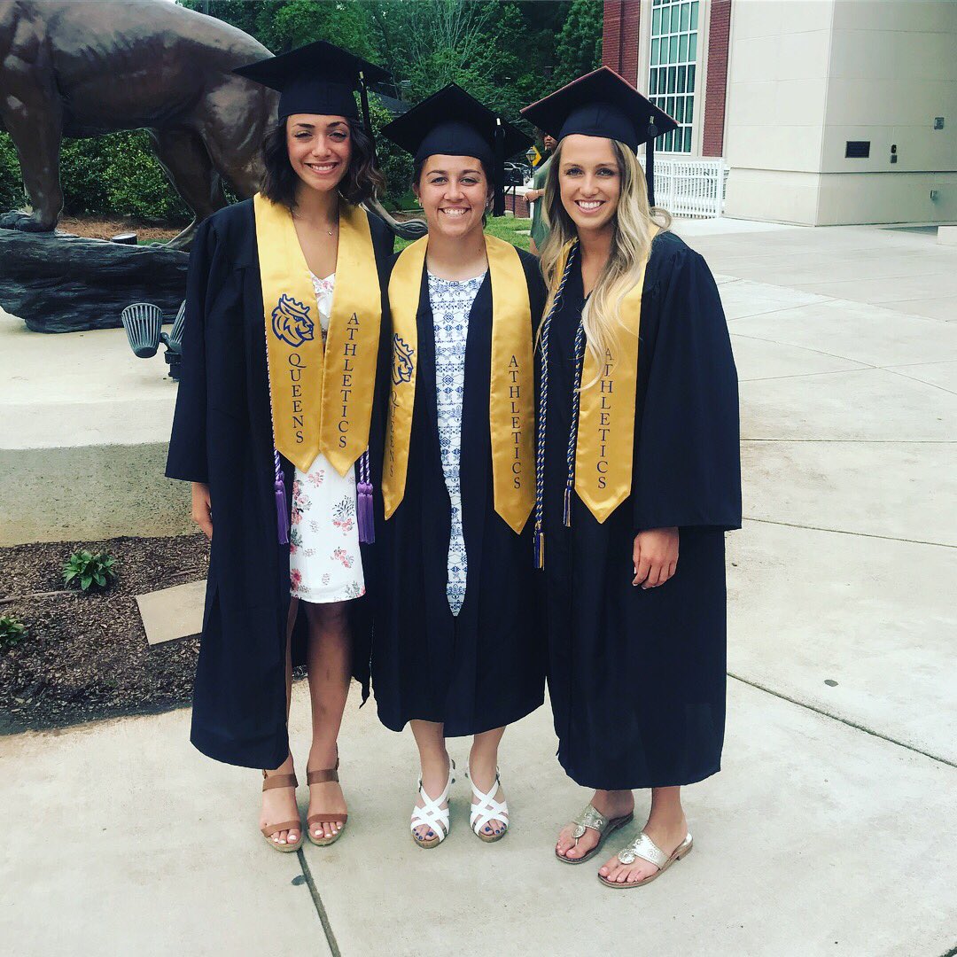 queens_softball's tweet photo. Congratulations to our 2018 Graduates!! So proud of all of your accomplishments! 🎓🎉⚾️🦁👑#GoRoyals #Graduates #2018 https://t.co/dX4zT99HAv