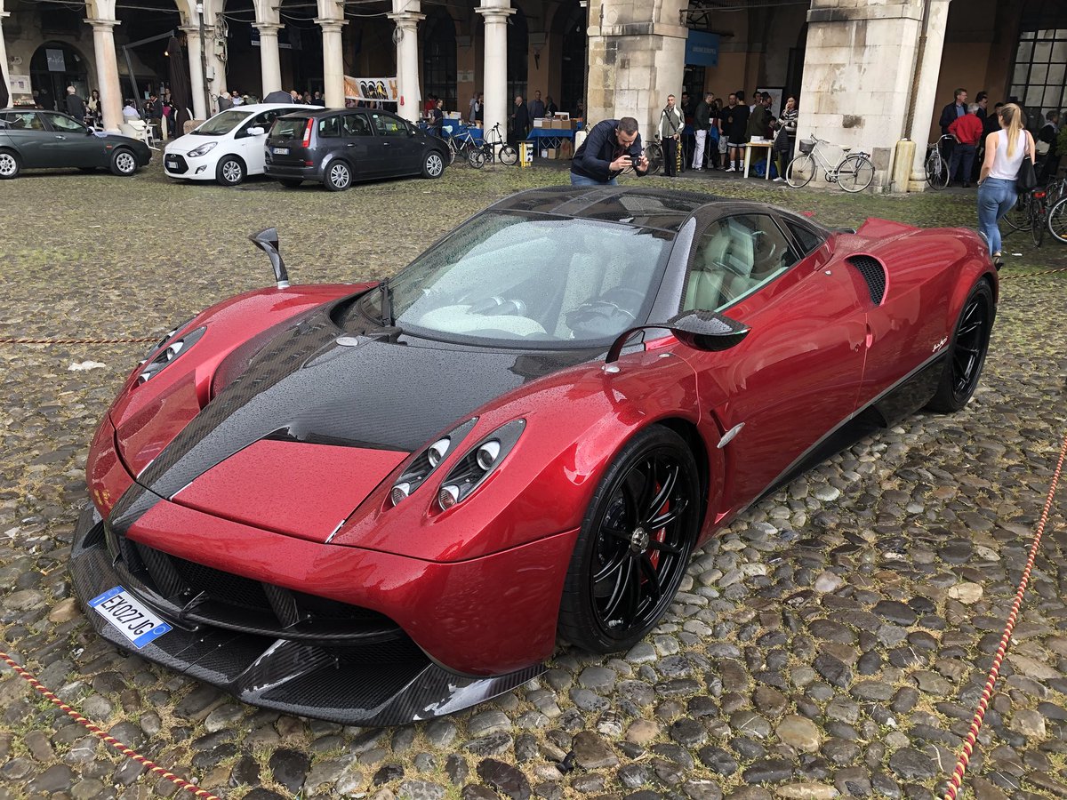تويتر \ Michael Stachowiak على تويتر: "Just A Casual Pegani Zonda Parked In The Square #Modena #Zonda Https://T.co/4Vccdj9Nvx"