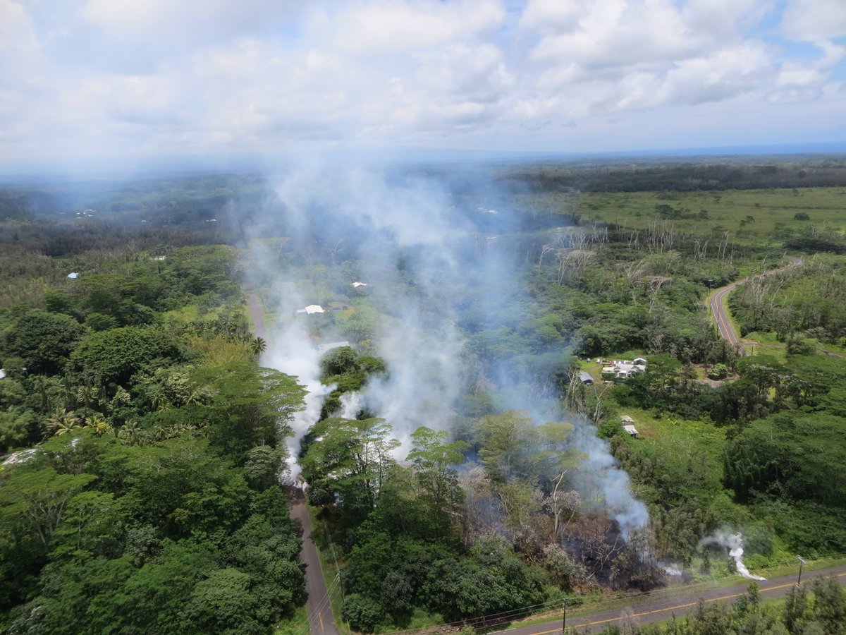Latest @usgs press release on #LeilaniEstatesEruption on #Kilauea: Lava eruption continues with several new fissures opened in the past day. Not all fissures remain active and no lava flows have formed. #HVO geologists monitoring closely. Photo taken May 4 go.usa.gov/xQXAh