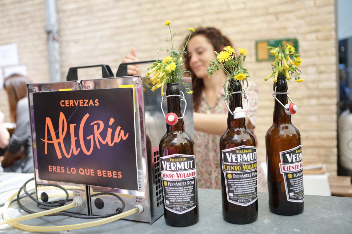 festivalvesos's tweet photo. En VESOS alimentamos mente y cuerpo, ¡vente a disfrutar de la zona gastronómica!

¡Coge fuerzas porque aún queda mucho #FestivalVESOS2018 !

@monorxata
 #nomadatruck @HM_Hoyamarina @CervezasAlegria #VESOS2018 #foodtrucks #vino #cerveza 
@LasNavesINN

Fotografías: @reaktiu https://t.co/dfzPmfWnxC