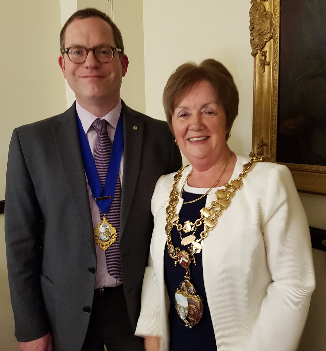 Llongyfarchiadau i Ann Bowen Morgan, ysgrifennydd weithgar Noddfa, er gael ei hurddo yn Faer tref Llambed neithiwr. Croeso i bawb i Oedfa'r Maer fory (6 Mai), 10.30 yn Noddfa.
Dirprwy Faer y dre yw Rob Phillips, trysorydd Noddfa. 
Pob bendith i'r ddau ohonynt.