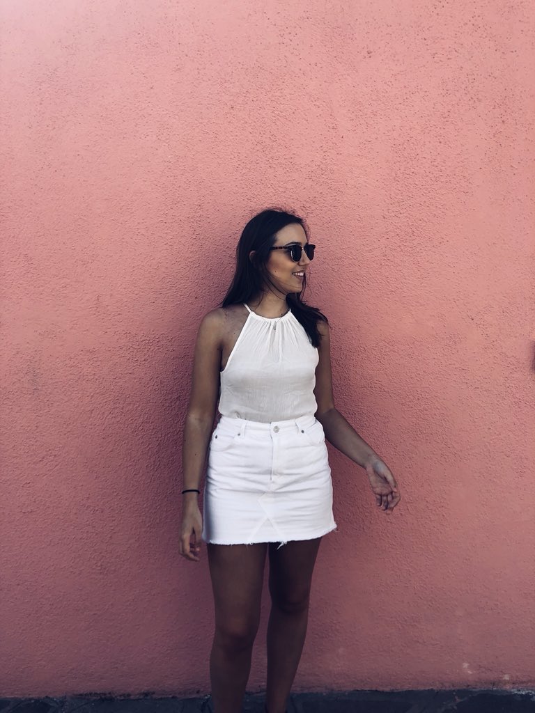 rtownsend_'s tweet photo. Found a pretty pink wall that makes me look super tanned ♥️ https://t.co/BFJD93DcEr