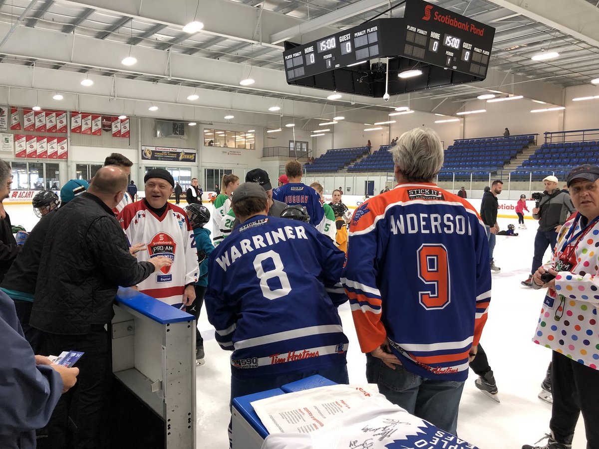 Day 2 of the <a href="/ScotiabankProAm/">Baycrest Pro-Am</a> and some of the <a href="/LeafsAlumni/">Maple Leafs Alumni</a> &amp; <a href="/NHLAlumni/">NHL Alumni</a> are signing autographs during the family skate. #StickIt2Alz