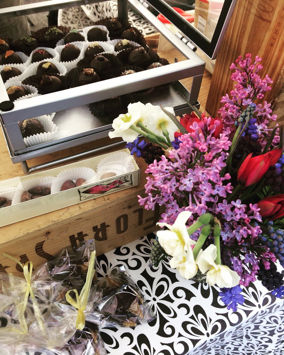 TrevaniTruffles's tweet photo. 💐PSA! Mother’s Day is next Sunday! 💐 Order or pick up this weekend at University District or Ballard Farmers Markets! #mothersday #chocolate #springtime #shoplocal #farmersmarket https://t.co/ISaYbNBCoP