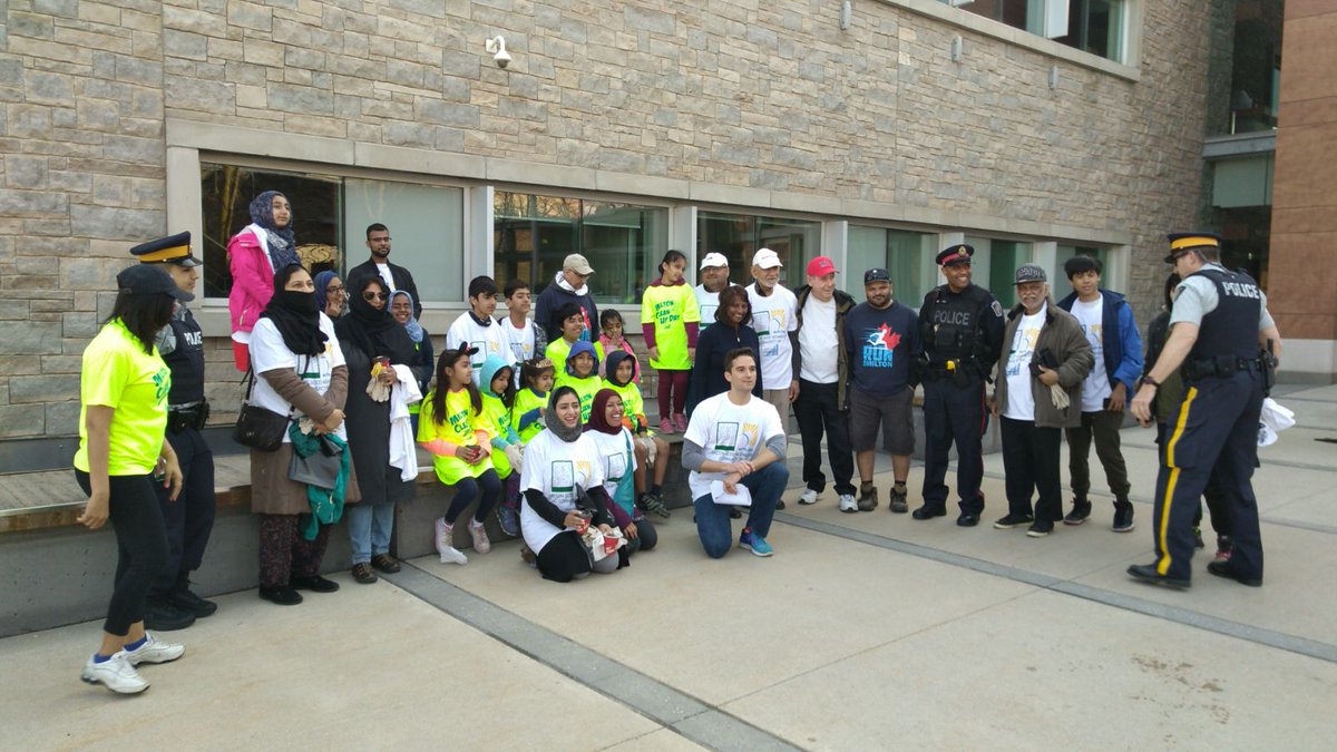 AhmadiyyaMilton's tweet photo. @AMJ_Milton members taking full part in #GoodNeighboursDay to make #MiltonON a cleaner place. Thanks @Indira_NH and our Mayor for being a real inspiration, so are @Mike_Cluett and @Pat_Cluett https://t.co/IK2ZB7SEC8