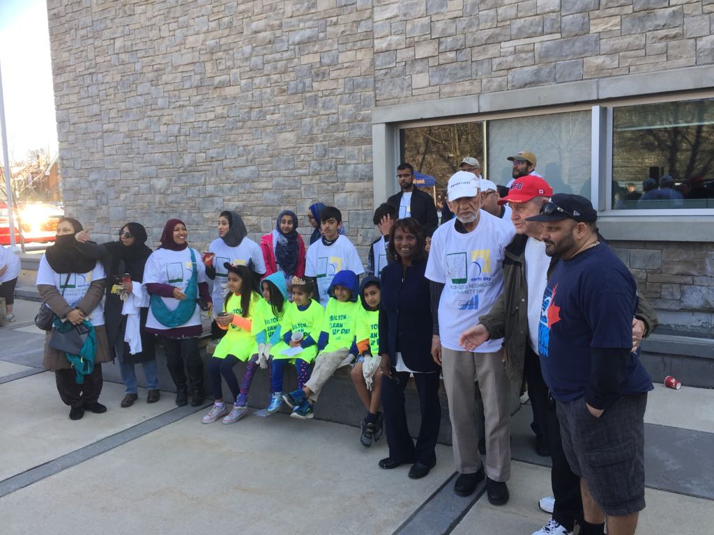 AhmadiyyaMilton's tweet photo. @AMJ_Milton members taking full part in #GoodNeighboursDay to make #MiltonON a cleaner place. Thanks @Indira_NH and our Mayor for being a real inspiration, so are @Mike_Cluett and @Pat_Cluett https://t.co/IK2ZB7SEC8