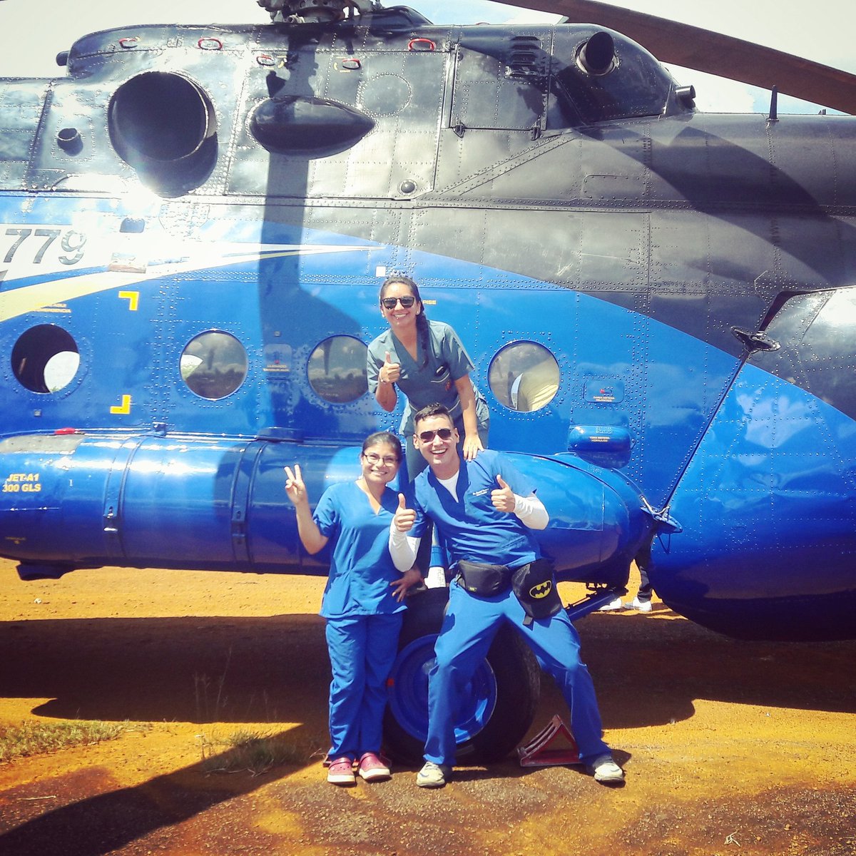 Danieltenorio_s's tweet photo. Soy de los que me visto según el color del helicóptero en que me vaya a montar 💁💅😂🚁 #recuerdos #odontotodoterreno #mituaventuras #Ejerc https://t.co/sOkJCMzkAj