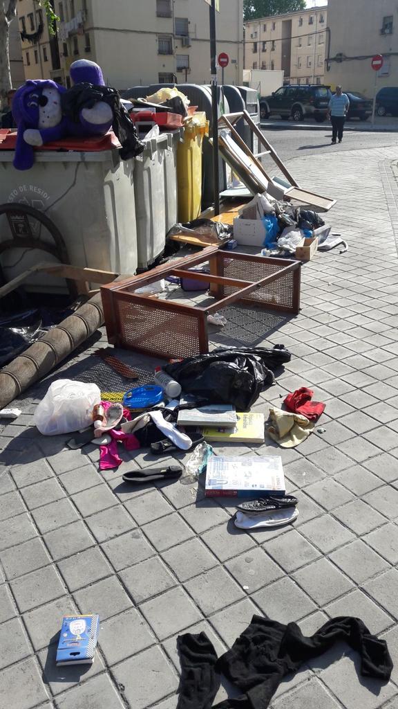 Hola <a href="/Lineamadrid/">Línea Madrid</a> tenemos este hermoso conjunto de basura en la Calle Calamocha (Villaverde alto). Estaría bien que mandaran alguien a limpiar <a href="/nuriasalamanca2/">Nuria</a> <a href="/AscoMadrid/">Madrid Da Asco</a> <a href="/AcerasLimpias/">Aceras Limpias || Democracia Limpia</a> <a href="/B_B_Bea/">LlámameBetty 🇵🇸</a> <a href="/davidhego/">David</a> <a href="/ahoravillaverd/">AHORA MAD Villaverde</a> <a href="/DistritoVillav/">Distrito Villaverde</a> <a href="/LaUnidadEste/">AV Unidad Villaverde</a> <a href="/DecideVilla/">Decide VillaVallecas</a> <a href="/Madridlovale/">Madridlovale</a>