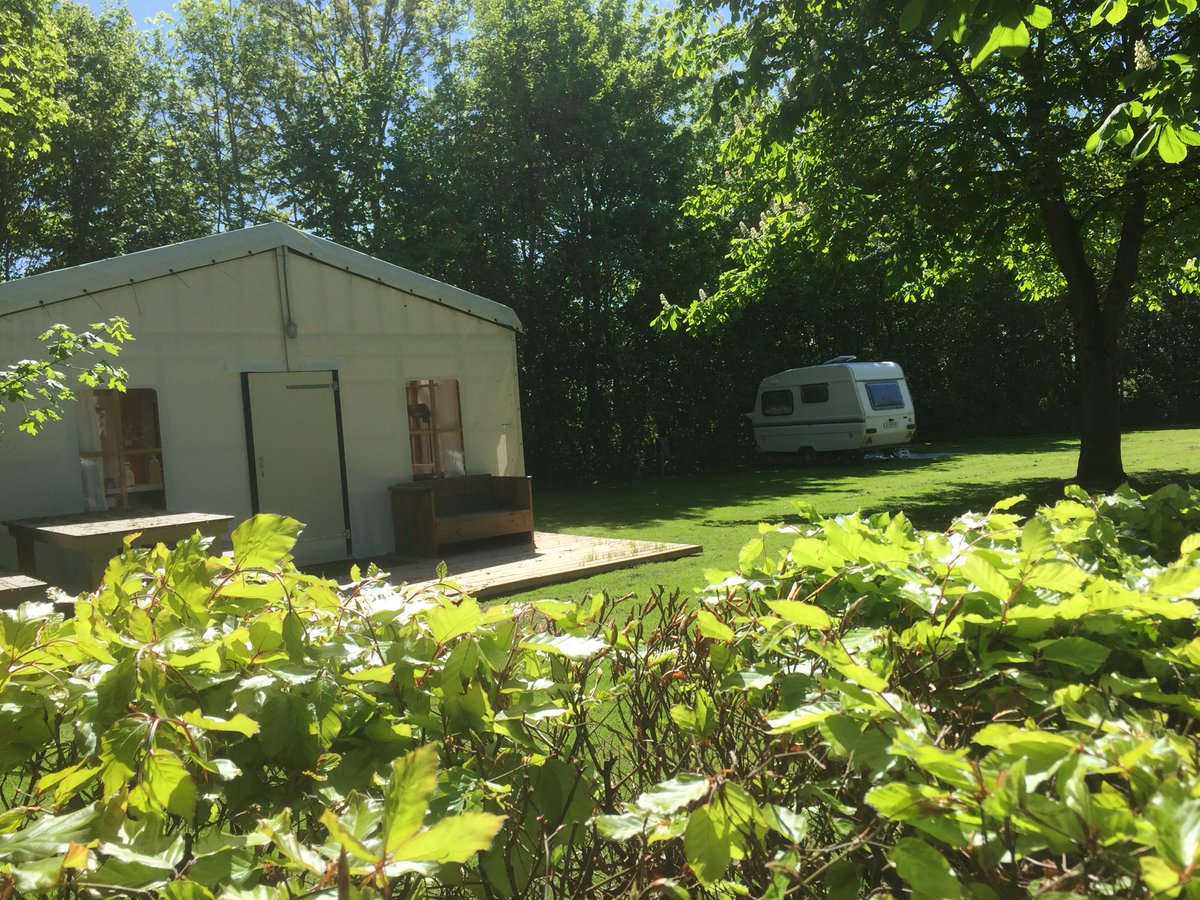 DorotheaPiek's tweet image. Hele grote tent... heel klein Dotje #caravan #predom wat een schatje hè 💚😍