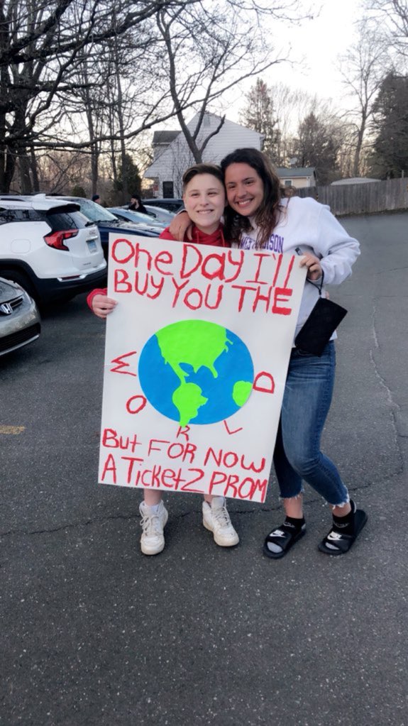 nfhsprom2018's tweet photo. Jill and Lexi are going to prom! 😁💚 https://t.co/p4L0RQX32x