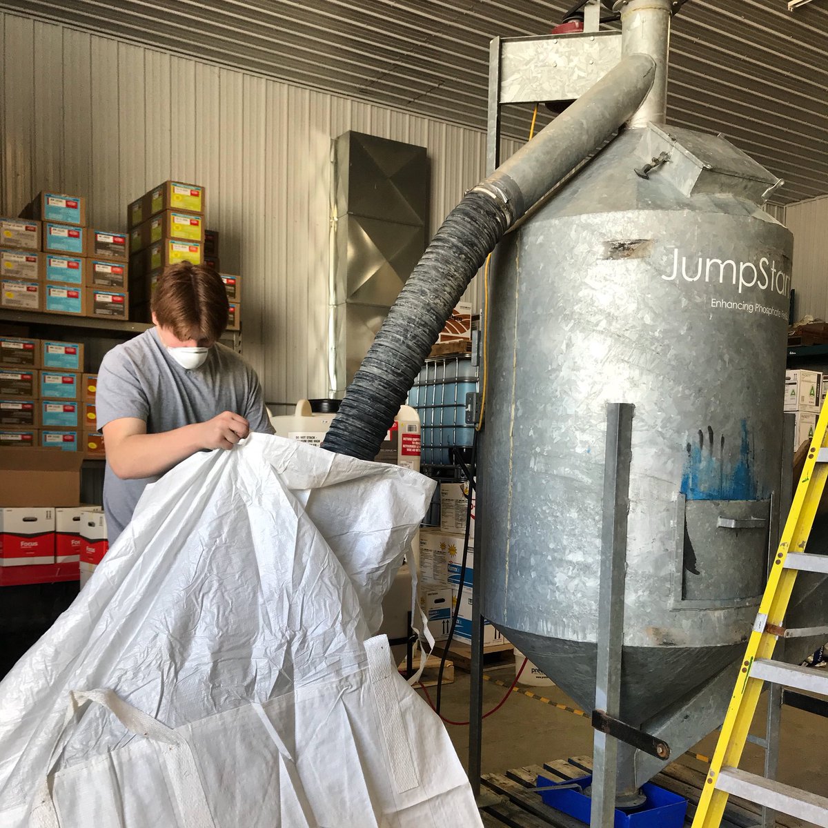 PrecisionAg1's tweet photo. Finishing up treating canola with our branded #PrecisionStarter available at Precision Ag. Great as an add on to seed treatments.👌🏼#Plant18 https://t.co/l5LtObVbbQ