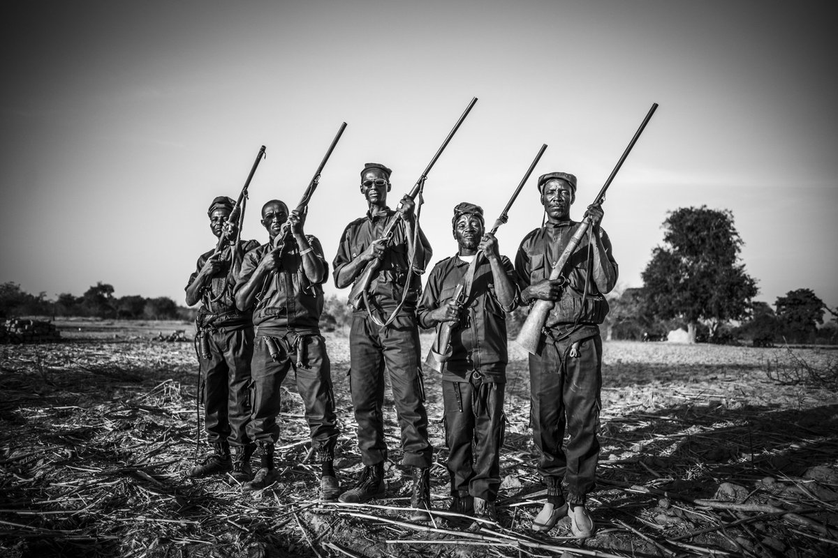 LaLibreAfrique's tweet photo. Les Koglweogo, ces hors-la-loi « diaboliquement efficaces » pour combattre les vols, braquages, viols… https://t.co/YH9xq9nezq https://t.co/Wt8uHQ0Pw3
