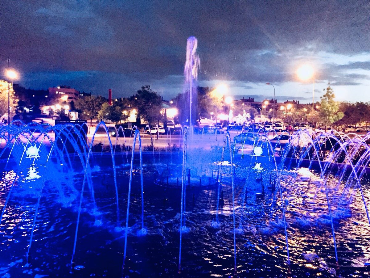 Alcobendas_ayto's tweet photo. Iluminada de azul en #Alcobendas en apoyo a los enfermes de Huntington. #HablemosDeHD #Concienciación 💙💜 https://t.co/ScnSAuKj26