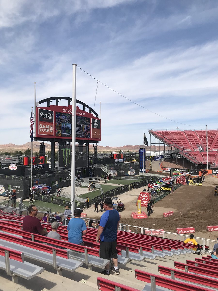 Loving this hot Vegas weather and the Supercross finals!! #SupercrossLIVE #vegas #samboydstadium #SXonFOX