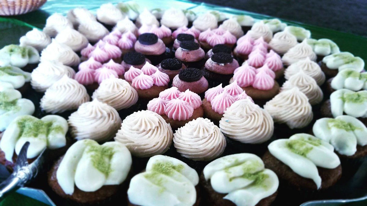 Moonlightmk850's tweet photo. Getting ready for the start of the race! Just in case they want to #eatdessertfirst 😉
#sweettooth #offpremisecatering #annualkentuckyderbyparty #MLC #eventplanning #YUMMY  #moonlightcafeandcaterers #cheflife #bakerbabe #cupcakesbymoonlight #cupcakes #minis #instafood #horsefarm https://t.co/rPvuSyYeJY