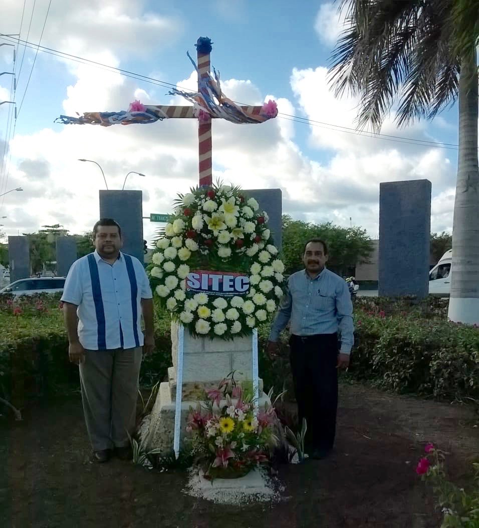 SITECZACATECAS's tweet photo. Como cada 3 de mayo, colocamos una ofrenda floral en el monumento al albañil de #cancun para recordar a quienes con sus manos han construido nuestro querido #Mexico  #FelizDiadelAlbañil #Constructor  #3deMayo2018 https://t.co/HFUZrcuSFa