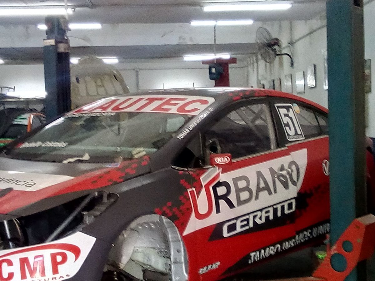fgracing18's tweet photo. En la estructura de Nicolás Kern se trabaja sobre el @KiaCerato de @tomyurreta para la presentación de la C3 en Neuquén el próximo fin de semana. El martes estarán girando en @CVEoficial 
@prensatn https://t.co/QFikEbLydm